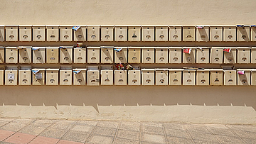 Viele Postkästen an einer Wand - Quelle: CC0 - https://pixabay.com/de/briefkasten-post-postkasten-briefe-1856122/